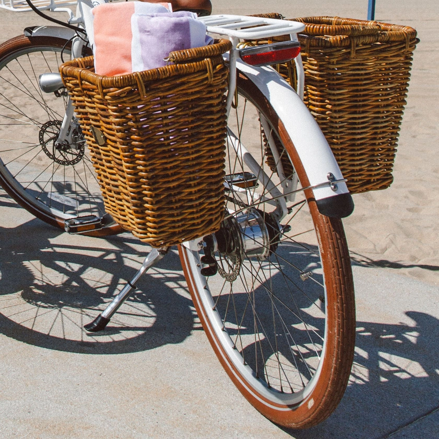 Bluejay Premiere Lite - Modern White Electric Bike